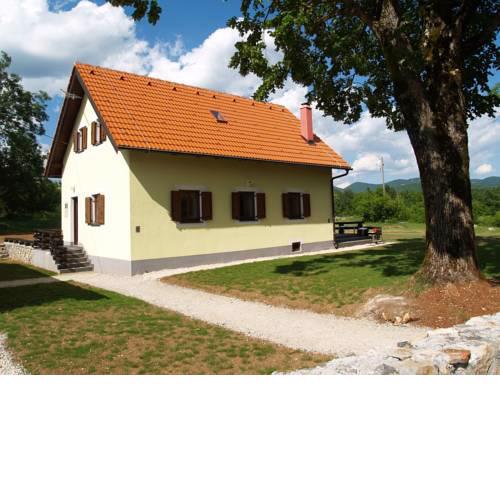Secluded Holiday Home in Lovinac with Fireplace