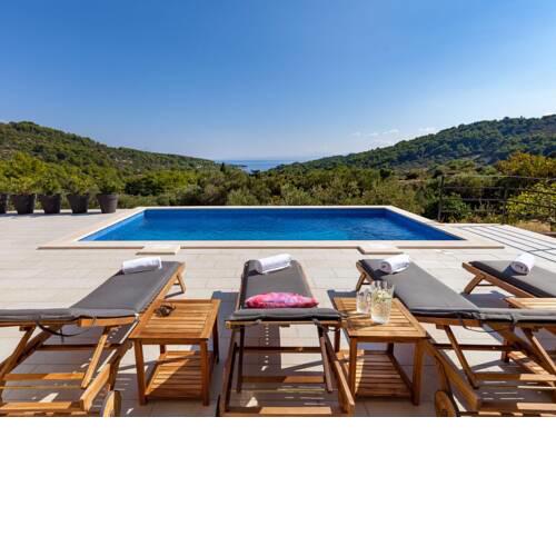 Selca Villa Sleeps 8 with Pool and WiFi