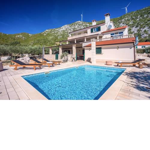 Seoca Villa Sleeps 12 with Pool Air Con and WiFi