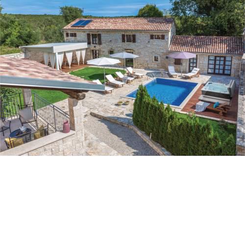 Seven-Bedroom Holiday Home in Kanfanar