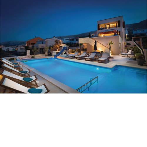 Seven-Bedroom Holiday Home in Pag