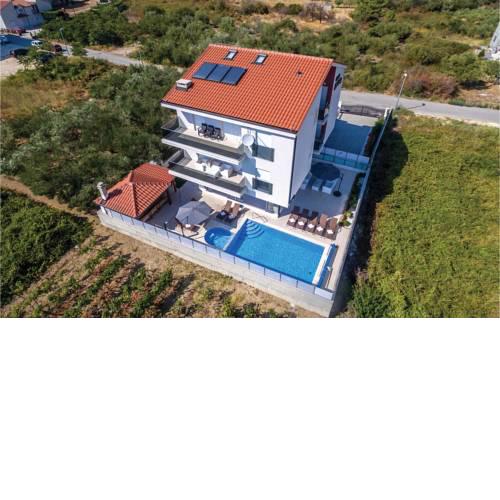 Seven-Bedroom Holiday Home in Stobrec