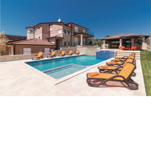 Seven-Bedroom Holiday Home in Valtura