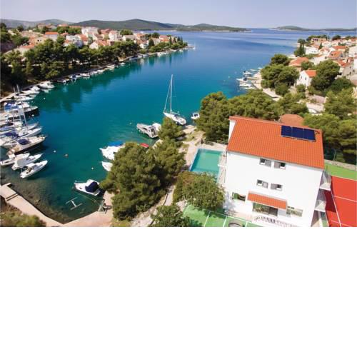 Seven-Bedroom Holiday Home in Zaboric