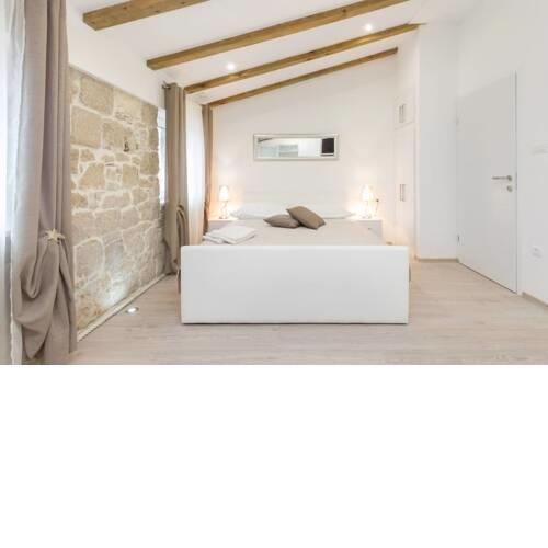 Silver 4- luxury apart in center