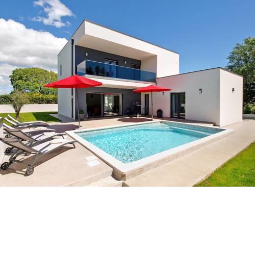 Sisan Villa Sleeps 8 with Pool and Air Con