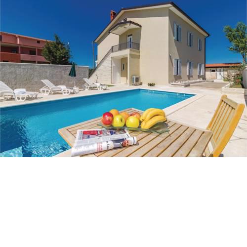 Six-Bedroom Holiday Home in Cabrunici