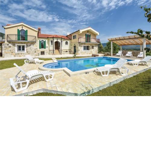 Six-Bedroom Holiday Home in Dicmo Osoje