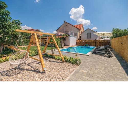 Six-Bedroom Holiday Home in Donji Prolozac