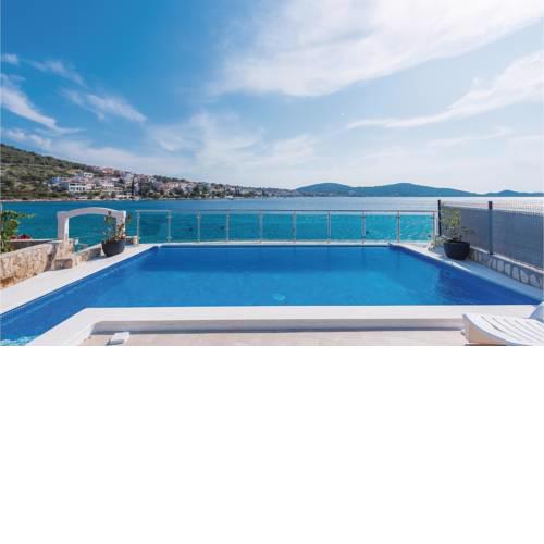 Six-Bedroom Holiday Home in Kalebova Luka