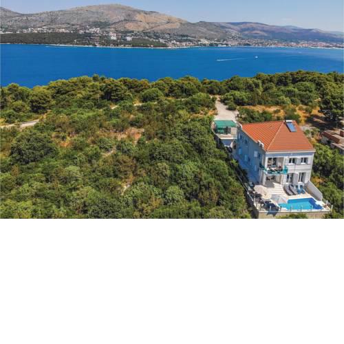 Six-Bedroom Holiday Home in Okrug Donji
