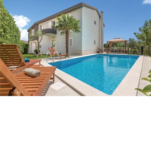 Six-Bedroom Holiday Home in Prolozac Donji