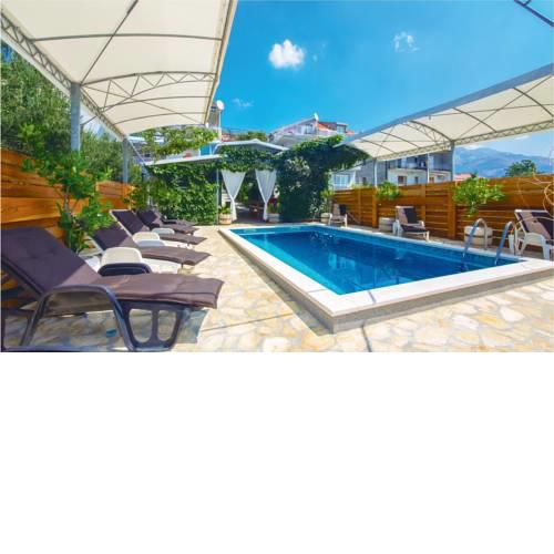 Six-Bedroom Holiday Home in Zrnovnica
