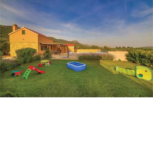 Six-Bedroom Holiday home with Sea View in Kastel Stari