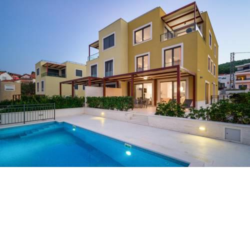 Slatine Villa Sleeps 12 with Pool Air Con and WiFi