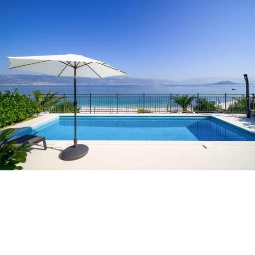 Slatine Villa Sleeps 12 with Pool Air Con and WiFi
