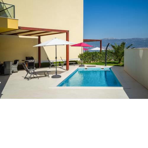 Slatine Villa Sleeps 12 with Pool Air Con and WiFi