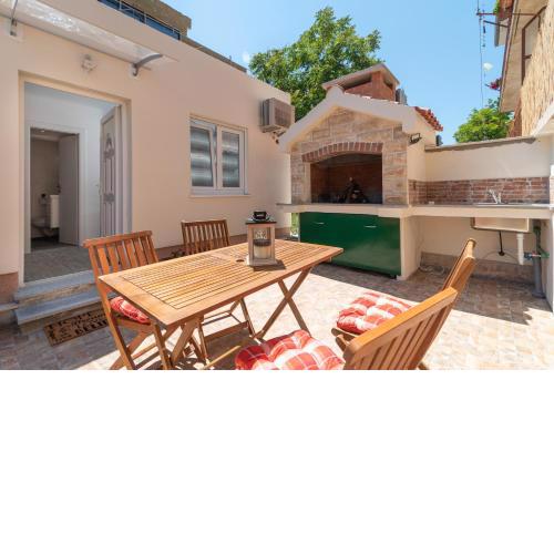Small private house with a terrace in Trogir