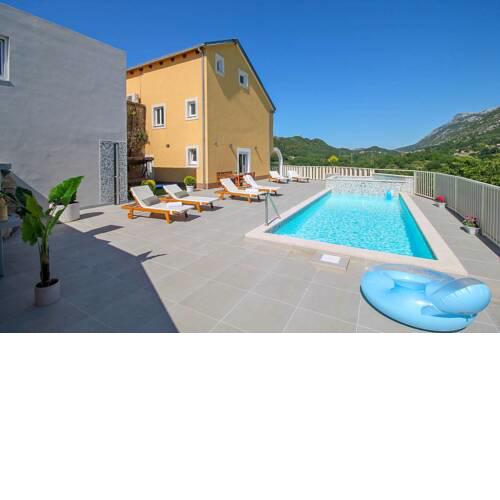 Smolonje Villa Sleeps 10 with Pool Air Con and WiFi
