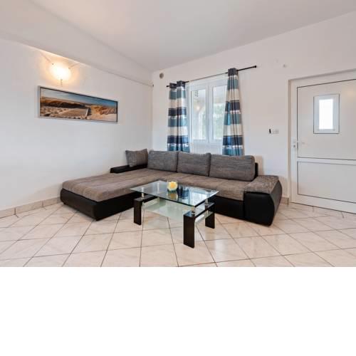Snug Apartment in Vir with Sea Beach Nearby