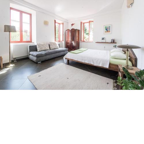 Spacious 2 BDR with private garden and seaview