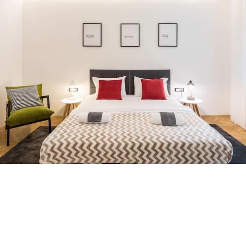 Spacious 2BDR Apartment few steps from City Center