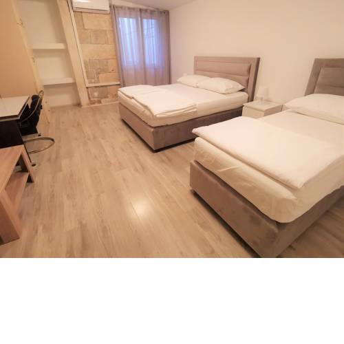 ☆ Spacious 3BR/2BA Urban Oasis walk everywhere ☆