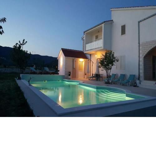 Spacious 4 bedroom apartment with lovely veranda, shared pool, sauna & fitness