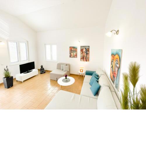 Spacious Apartment Amaros