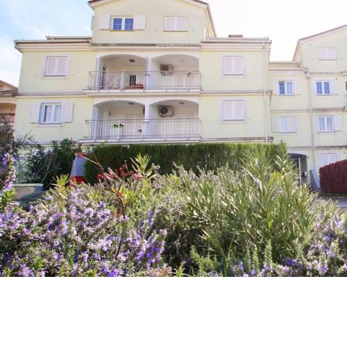 Spacious Apartment Peteh in Veli Maj
