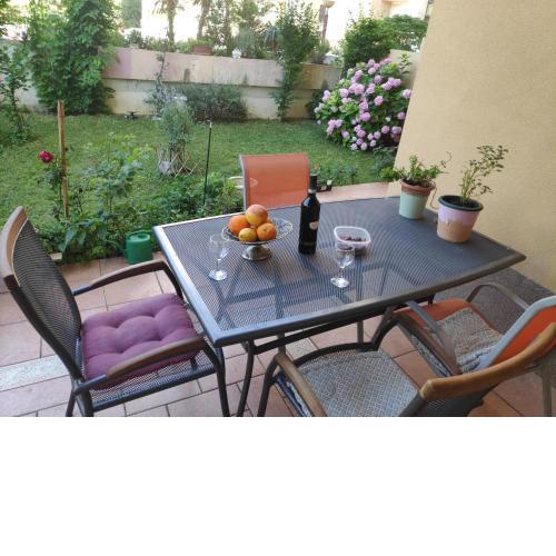 Spacious apartment with garden near beach