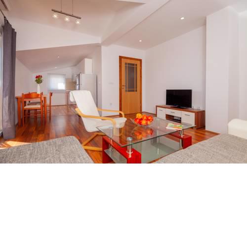 Spacious apartment with garden near Pula