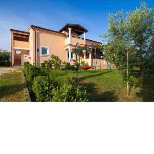 Spacious apartment with parking&garden