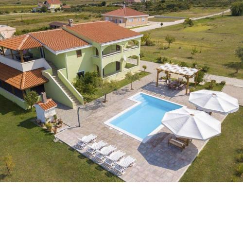 Spacious apartment with swimming pool and covered terrace