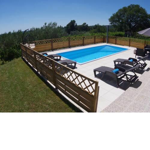 Spacious apartment with swimming pool overlooking the vineyards