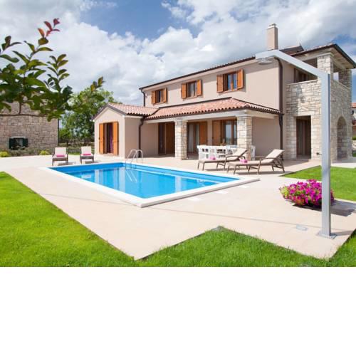 Spacious detached villa with private pool, very private, covered patio