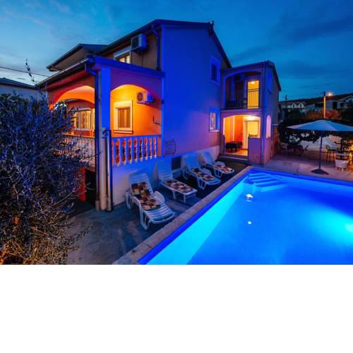 Spacious holiday home with private swimming pool 200m from the beach