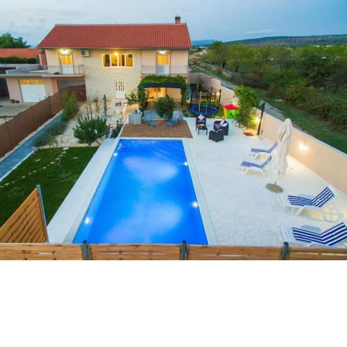 Spacious holiday home with private swimming pool, nice fenced garden with BBQ
