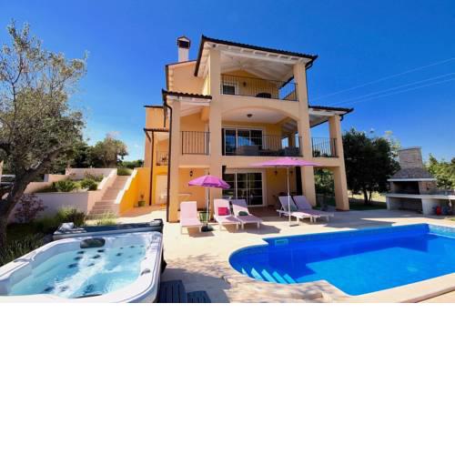 Spacious holiday house - pool / jacuzzi / sauna / playground / 8+2