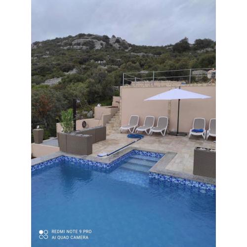 Spacious Robinson House Iris With Pool