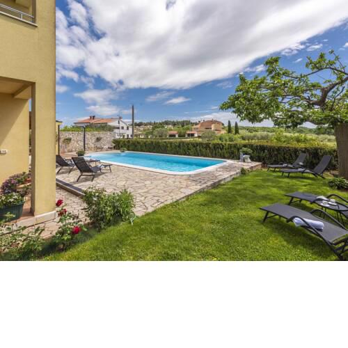Spacious two bedroom apartment with shared pool near Rovinj