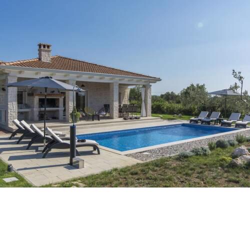 Spacious Villa for up to 8 persons with private pool, garden, BBQ, A C