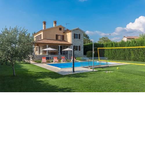 Spacious Villa Nikka with Beautiful Garden and Pool