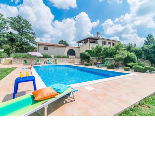Spacious Villa with Swimming Pool in Tinjan