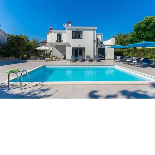 Spadici Villa Sleeps 8 with Pool and Air Con