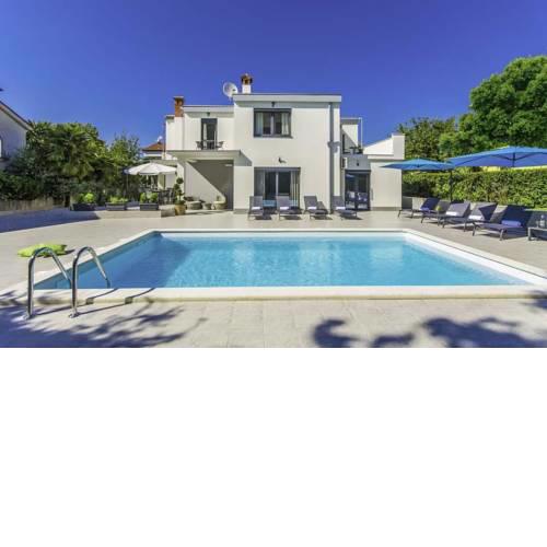 Spadici Villa Sleeps 9 Pool Air Con WiFi