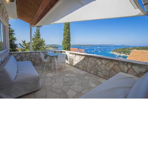 Spectacular penthouse suite in Hvar centre