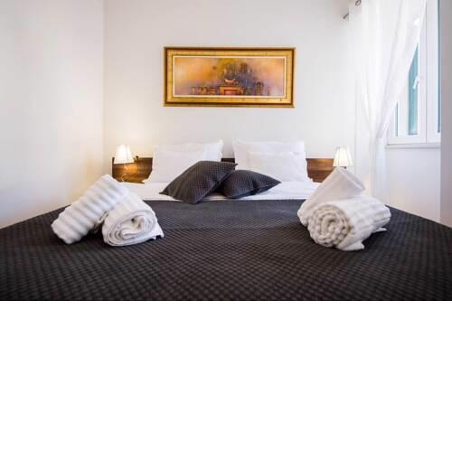 Split LUXE BEACH apartment, 200m old town, Parking
