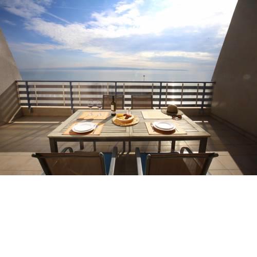 Split on the beach, 2 floors & wide terrace