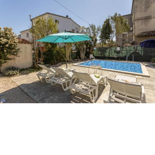 Dalmatian with pool and garden 230m2 for 1-5 people near old town Split